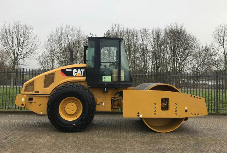 Аренда дорожного катка Caterpillar CS76