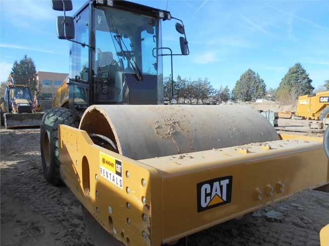 Аренда грунтового катка Caterpillar CS74